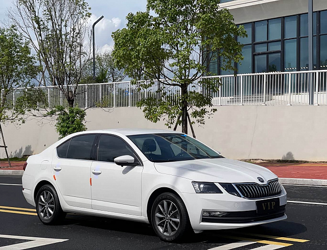 Skoda Octavia 1.5 л 2022 г. Белый, пробег 49000 км