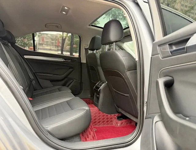 Skoda Superb 1.4 л 2022 г. Серебристо-серый, пробег 30000 км