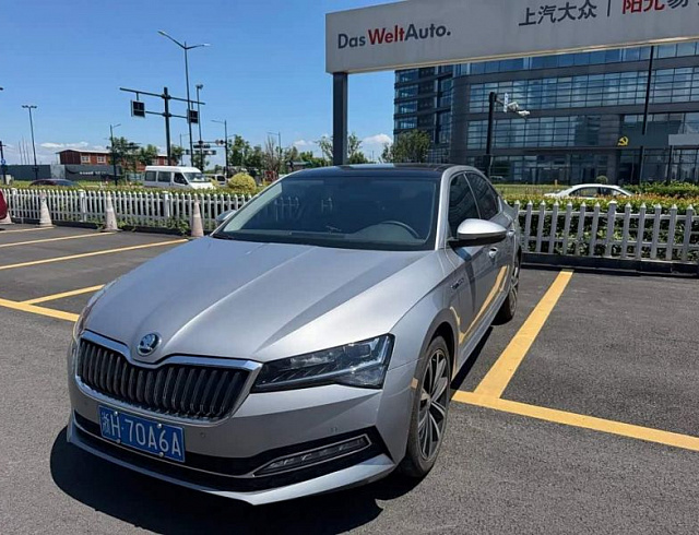 Skoda Superb 1.4 л 2024 г. Серебристо-серый, пробег 20000 км