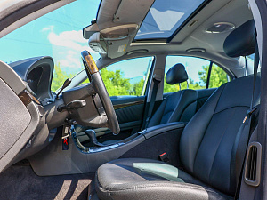 Mercedes-Benz E-Класс белый 2005