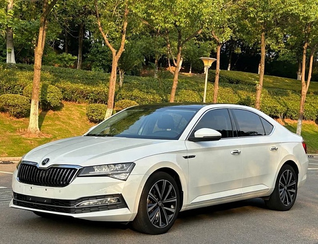 Skoda Superb 1.4 л 2022 г. Белый, пробег 25600 км