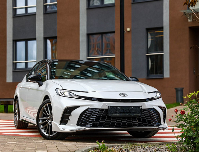 Toyota Camry белый 2026