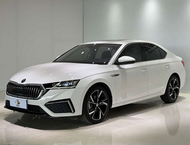 Skoda Octavia 1.4 л 2023 г. Белый, пробег 33000 км