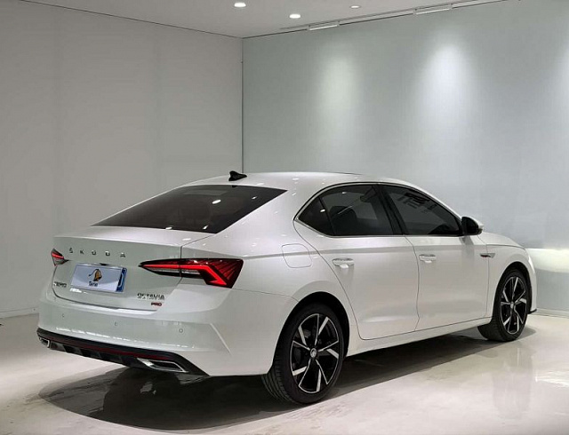 Skoda Octavia 1.4 л 2023 г. Белый, пробег 33000 км