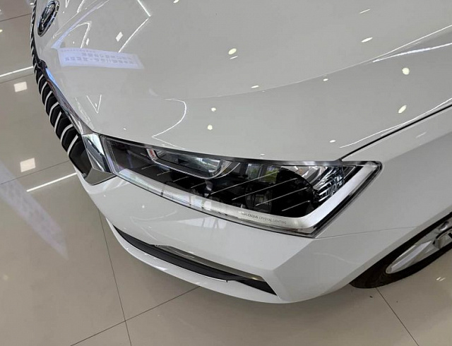 Skoda Rapid 1.5 л 2023 г. Белый, пробег 25000 км
