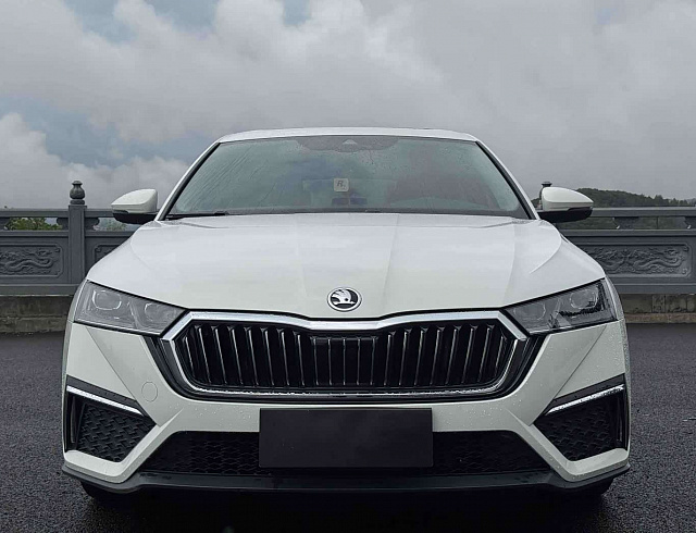 Skoda Octavia 1.4 л 2022 г. Белый, пробег 42000 км