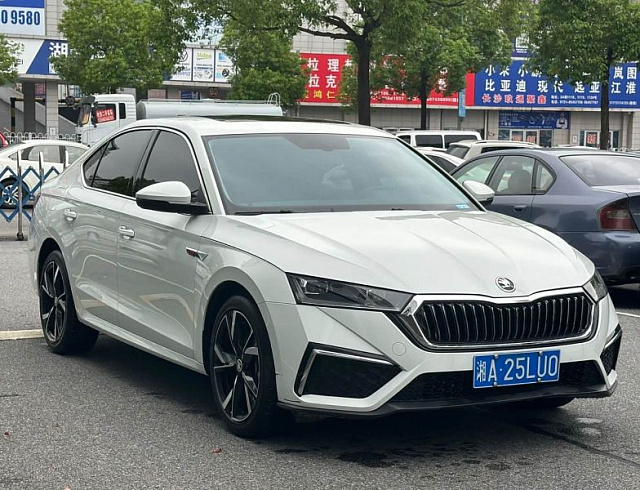 Skoda Octavia 1.4 л 2024 г. Белый, пробег 6000 км