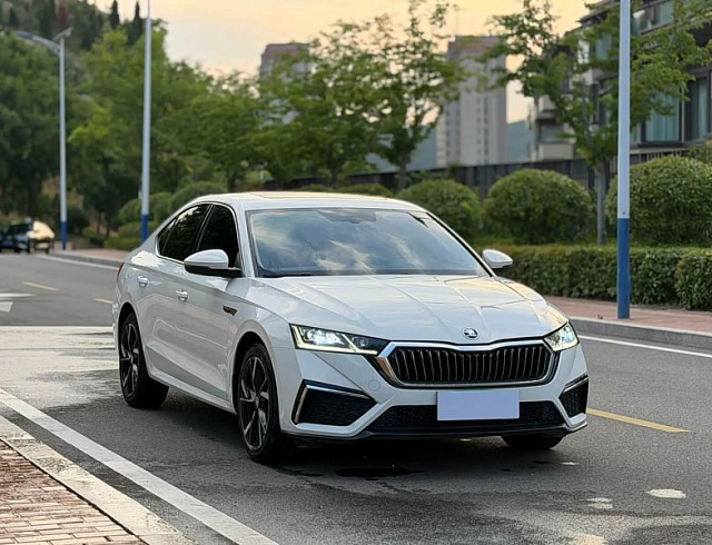 Skoda Octavia 1.4 л 2022 г. Белый, пробег 16000 км