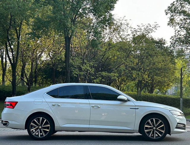 Skoda Superb 1.4 л 2022 г. Белый, пробег 25600 км