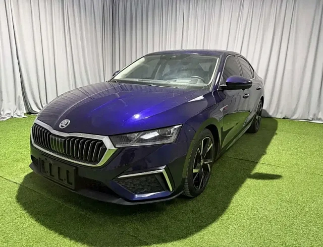 Skoda Octavia 1.4 л 2022 г. Голубой, пробег 30000 км
