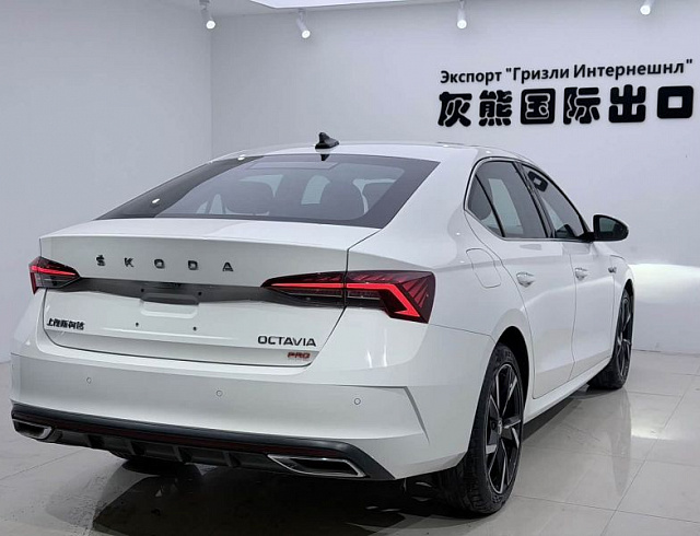Skoda Octavia 1.4 л 2023 г. Белый, пробег 27000 км