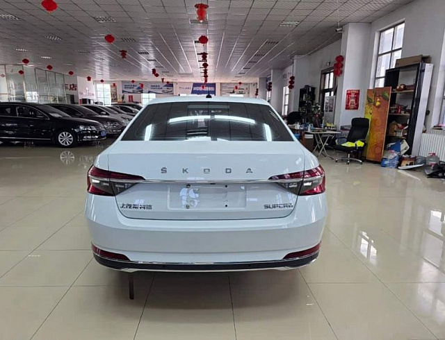 Skoda Superb 1.4 л 2023 г. Белый, пробег 6000 км