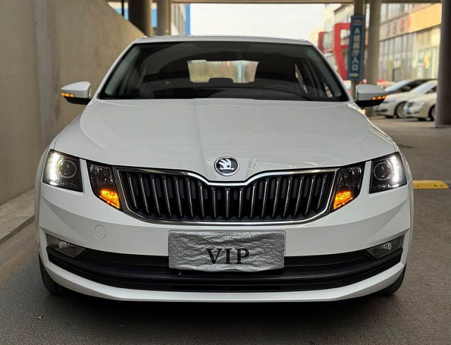 Skoda Octavia 1.5 л 2021 г. Белый, пробег 21000 км