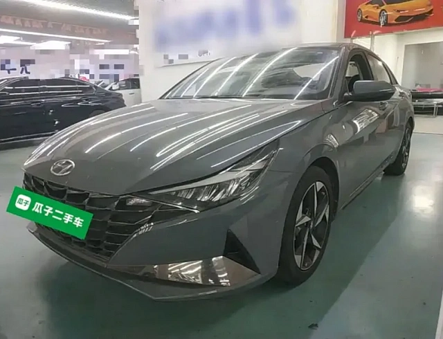 Hyundai Elantra 1.5 л 2021 г. Серебристо-серый, пробег 46900 км
