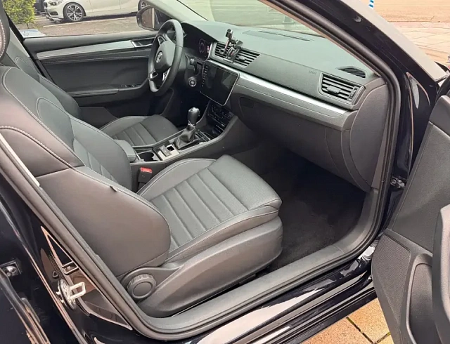 Skoda Superb 1.4 л 2023 г. Чёрный, пробег 30500 км