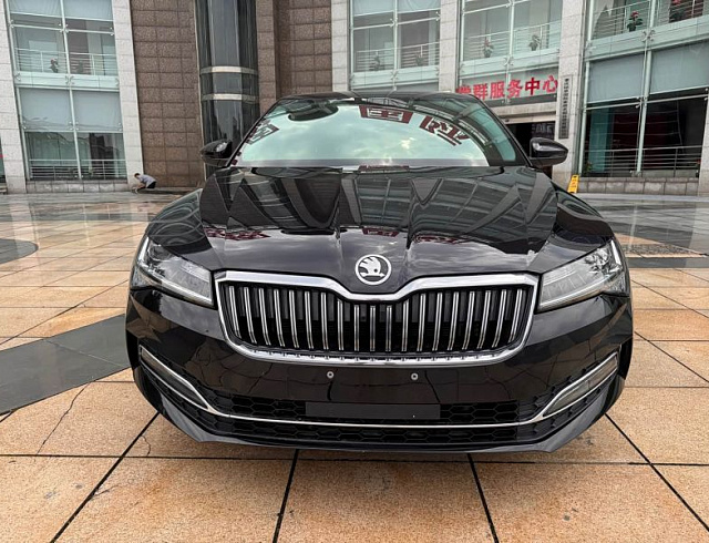 Skoda Superb 1.4 л 2023 г. Чёрный, пробег 30500 км