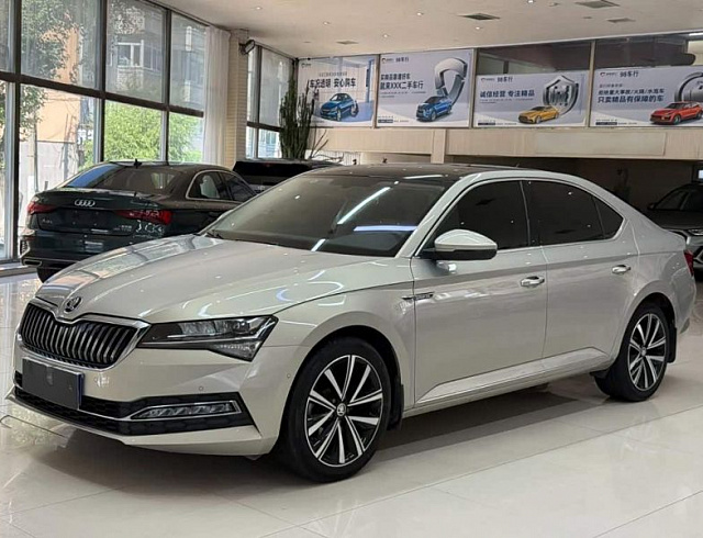Skoda Superb 1.4 л 2023 г. желто-оранжевый, пробег 26000 км