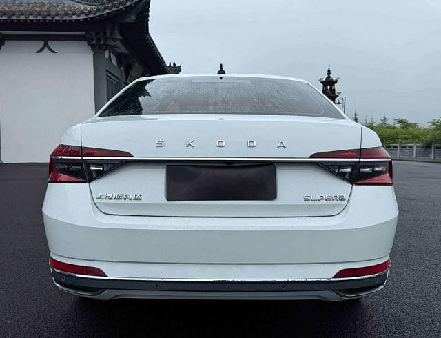 Skoda Superb 1.4 л 2023 г. Белый, пробег 41000 км