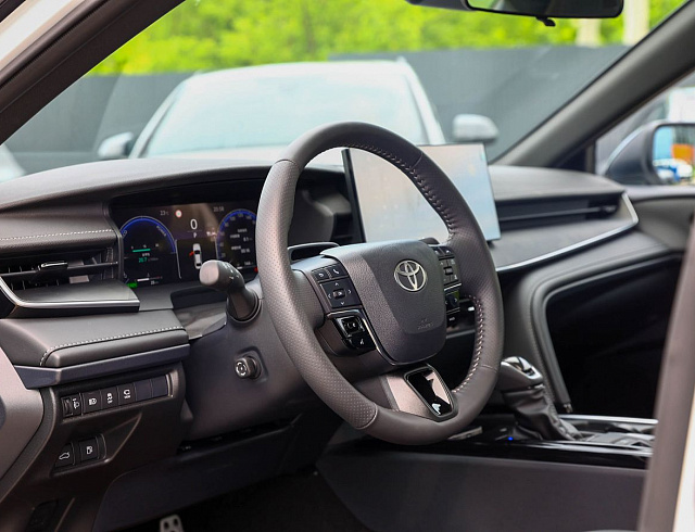 Toyota Camry белый 2026