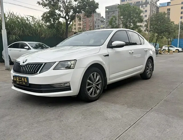 Skoda Octavia 1.2 л 2021 г. Белый, пробег 40000 км