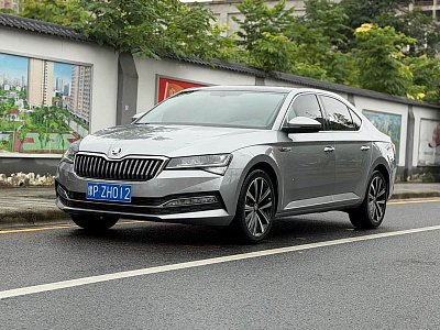 Skoda Superb 1.4 л 2022 г. Серебристо-серый, пробег 30000 км