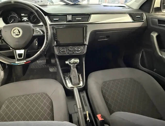 Skoda Rapid 1.5 л 2023 г. Белый, пробег 25000 км