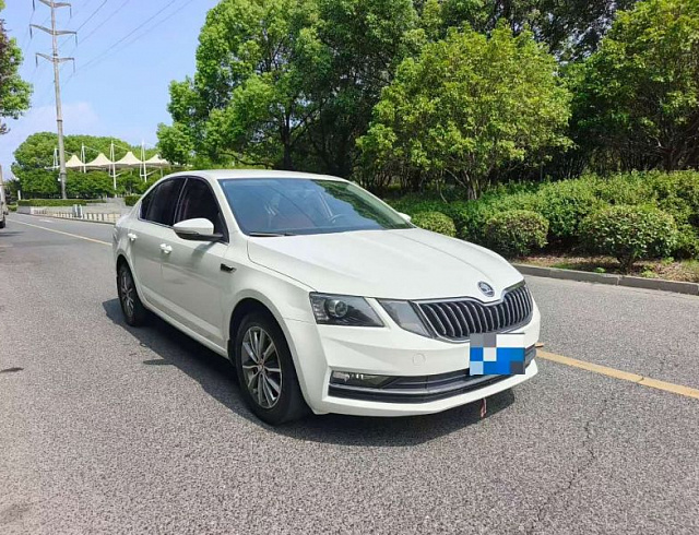 Skoda Octavia 1.5 л 2021 г. Белый, пробег 50000 км