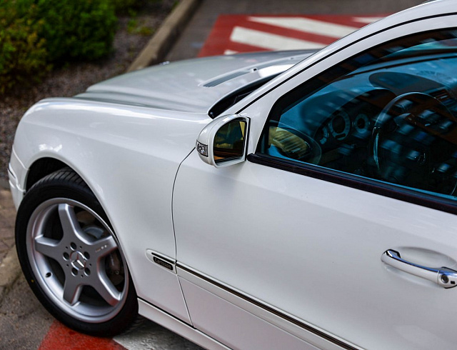 Mercedes-Benz E-Класс белый 2005