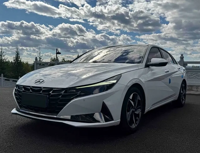 Hyundai Elantra 1.5 л 2022 г. Белый, пробег 38000 км