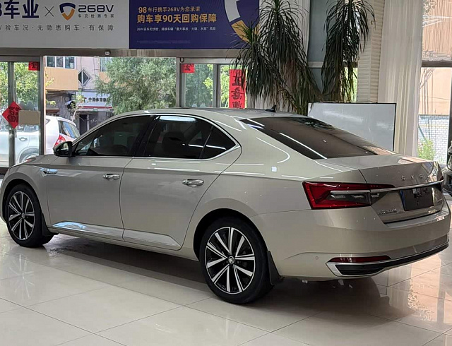 Skoda Superb 1.4 л 2023 г. желто-оранжевый, пробег 26000 км