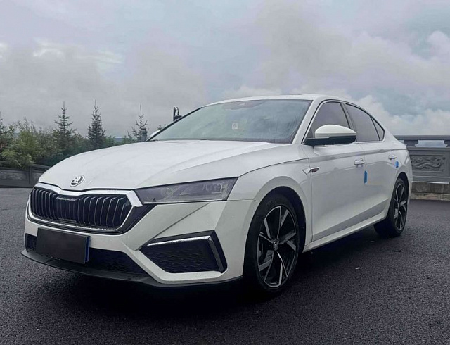 Skoda Octavia 1.4 л 2022 г. Белый, пробег 42000 км