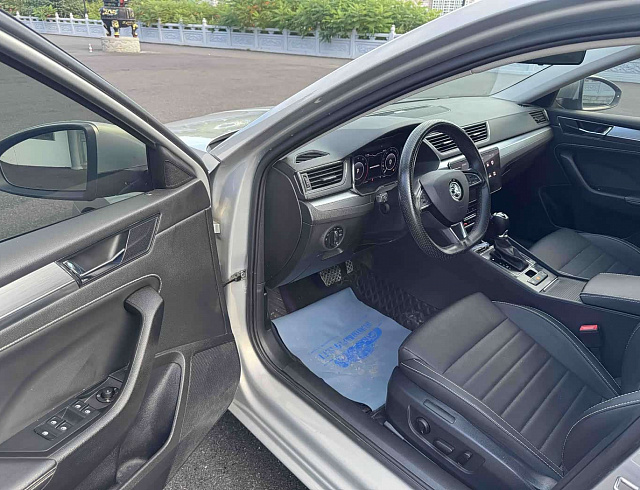 Skoda Superb 1.4 л 2022 г. желто-оранжевый, пробег 24000 км