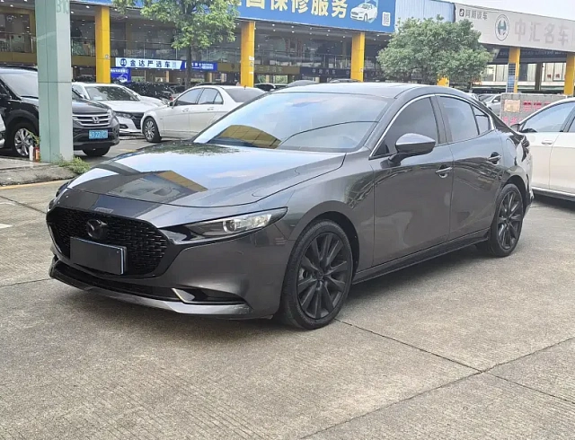 Mazda Mazda3 Axela 2.0 л 2024 г. Серебристо-серый, пробег 30000 км