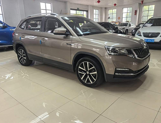 Skoda Kamiq 1.5 л 2022 г. желто-оранжевый, пробег 23000 км