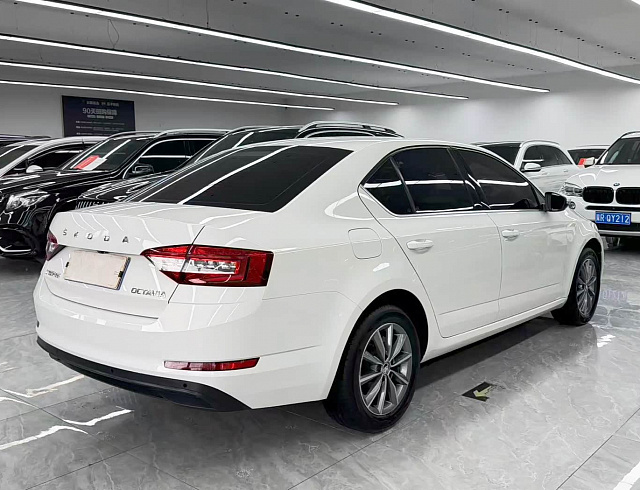 Skoda Octavia 1.5 л 2022 г. Белый, пробег 40000 км