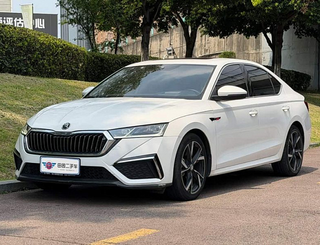 Skoda Octavia 1.4 л 2021 г. Белый, пробег 42000 км