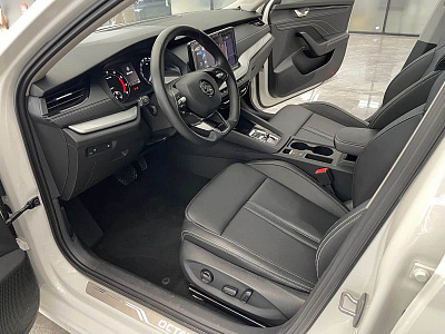 Skoda Octavia 1.4 л 2022 г. Белый, пробег 38000 км