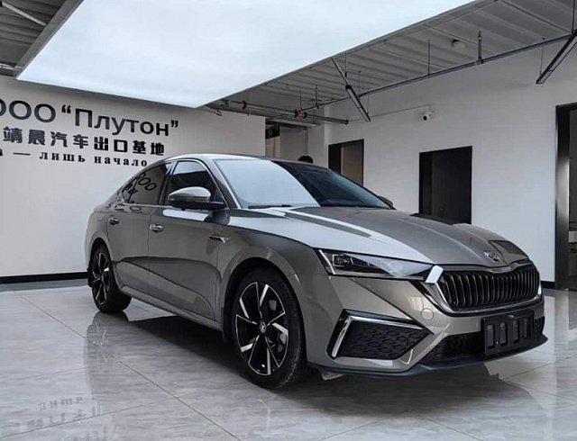 Skoda Octavia 1.4 л 2023 г. Серебристо-серый, пробег 31600 км