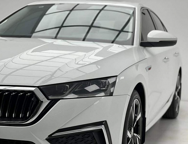 Skoda Octavia 1.4 л 2023 г. Белый, пробег 6000 км