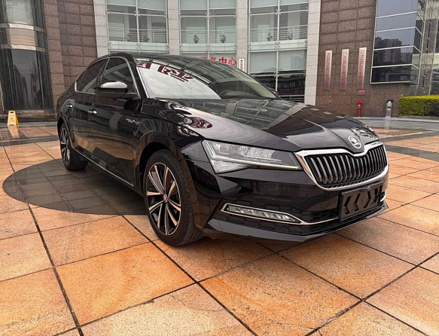 Skoda Superb 1.4 л 2023 г. Чёрный, пробег 19500 км