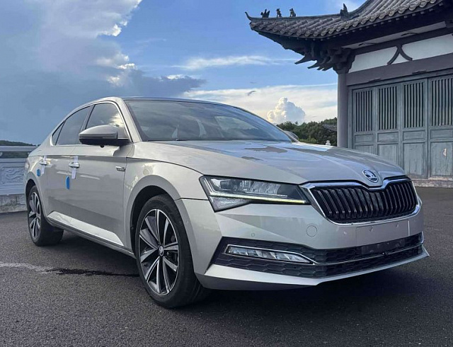 Skoda Superb 1.4 л 2022 г. желто-оранжевый, пробег 24000 км