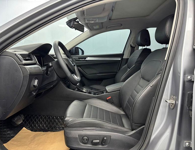 Skoda Superb 1.4 л 2023 г. Серебристо-серый, пробег 30000 км