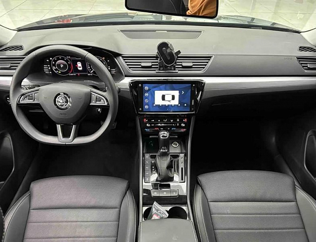 Skoda Superb 1.4 л 2024 г. Чёрный, пробег 8500 км