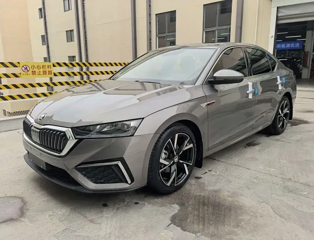 Skoda Octavia 1.4 л 2022 г. Серебристо-серый, пробег 18400 км