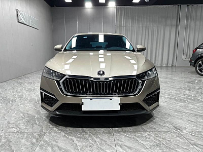 Skoda Octavia 1.4 л 2023 г. желто-оранжевый, пробег 49000 км