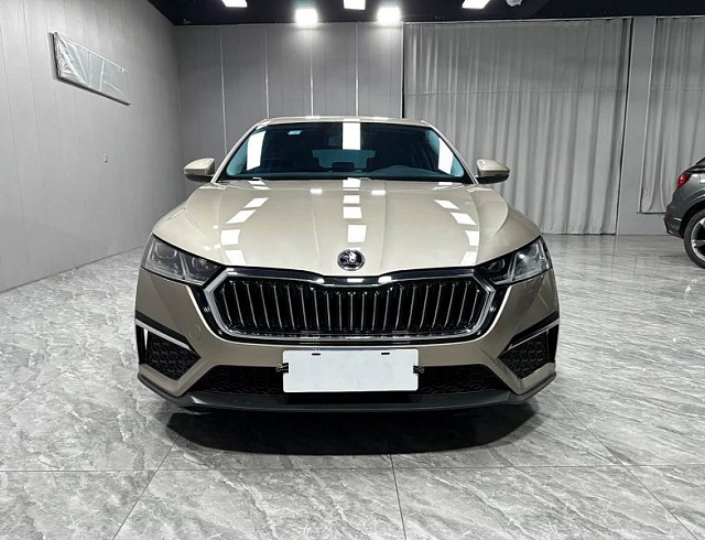 Skoda Octavia 1.4 л 2023 г. желто-оранжевый, пробег 49000 км