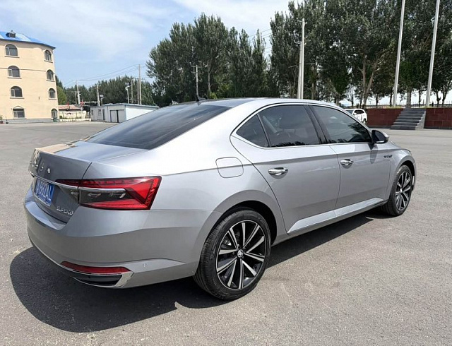 Skoda Superb 1.4 л 2024 г. Серебристо-серый, пробег 4000 км