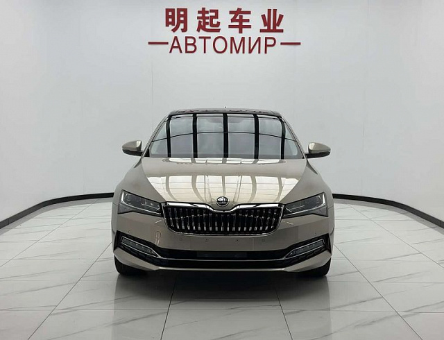 Skoda Superb 1.4 л 2023 г. желто-оранжевый, пробег 35000 км
