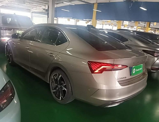 Skoda Octavia 1.4 л 2021 г. желто-оранжевый, пробег 5699 км