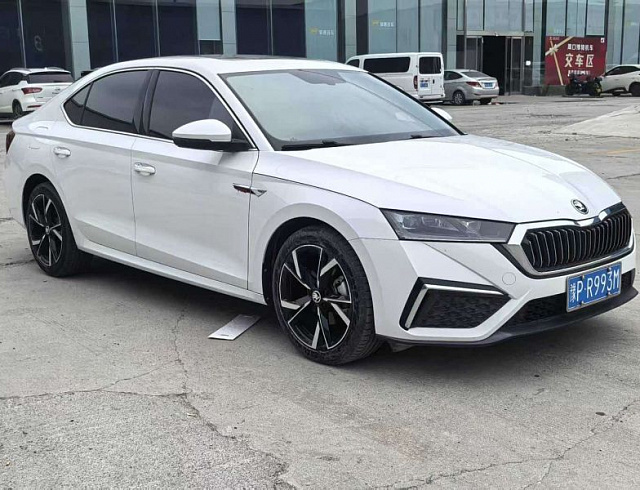 Skoda Octavia 1.4 л 2022 г. Белый, пробег 19000 км